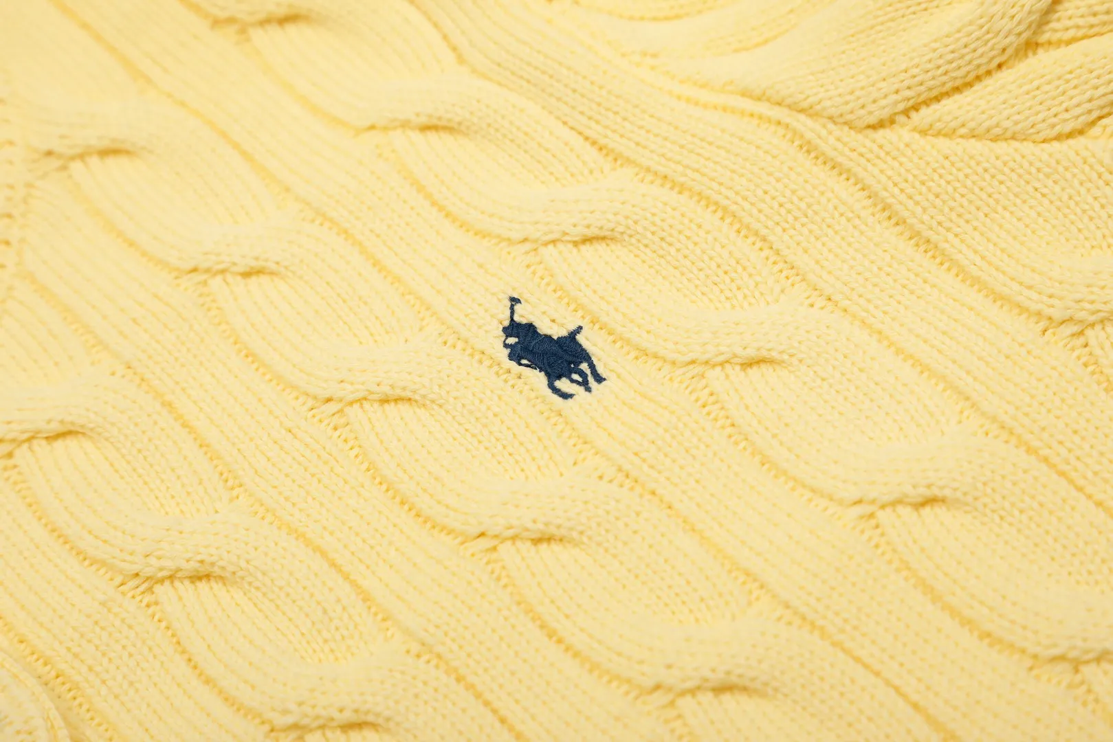 🅿️230 "Top quality" Style number: DS006# [Ralph Lauren round neck solid color pony embroidered logo twist knitted cardigan] ✅Ralph Lauren classic basic versatile knitted cardigan jacket for all seasons ✅Main supplier platform live broadcast Wholesale entity Replacement if out of stock No removal from shelves ✅ZP quality 1:1 version Scan code to enter the GF website Counter quality ✅Detailed quality The only one in Guangzhou Imported quality cotton yarn Focusing on high-end, cost-effective, and good quality. Needless to say, the version is restored to the original version. The maximum size can be worn up to 160 pounds. Loose, comfortable and stress-free. ✅The upper body is simple and easy to match. A must-have for goddess ootd. Good-looking clothes are never picky. A must-have in the goddess’ wardrobe. Size: S-XL. Color: Black, navy, off-white, gray, light blue, light pink, colorful blue, khaki, bright yellow, purple, Chinese red, turquoise green.